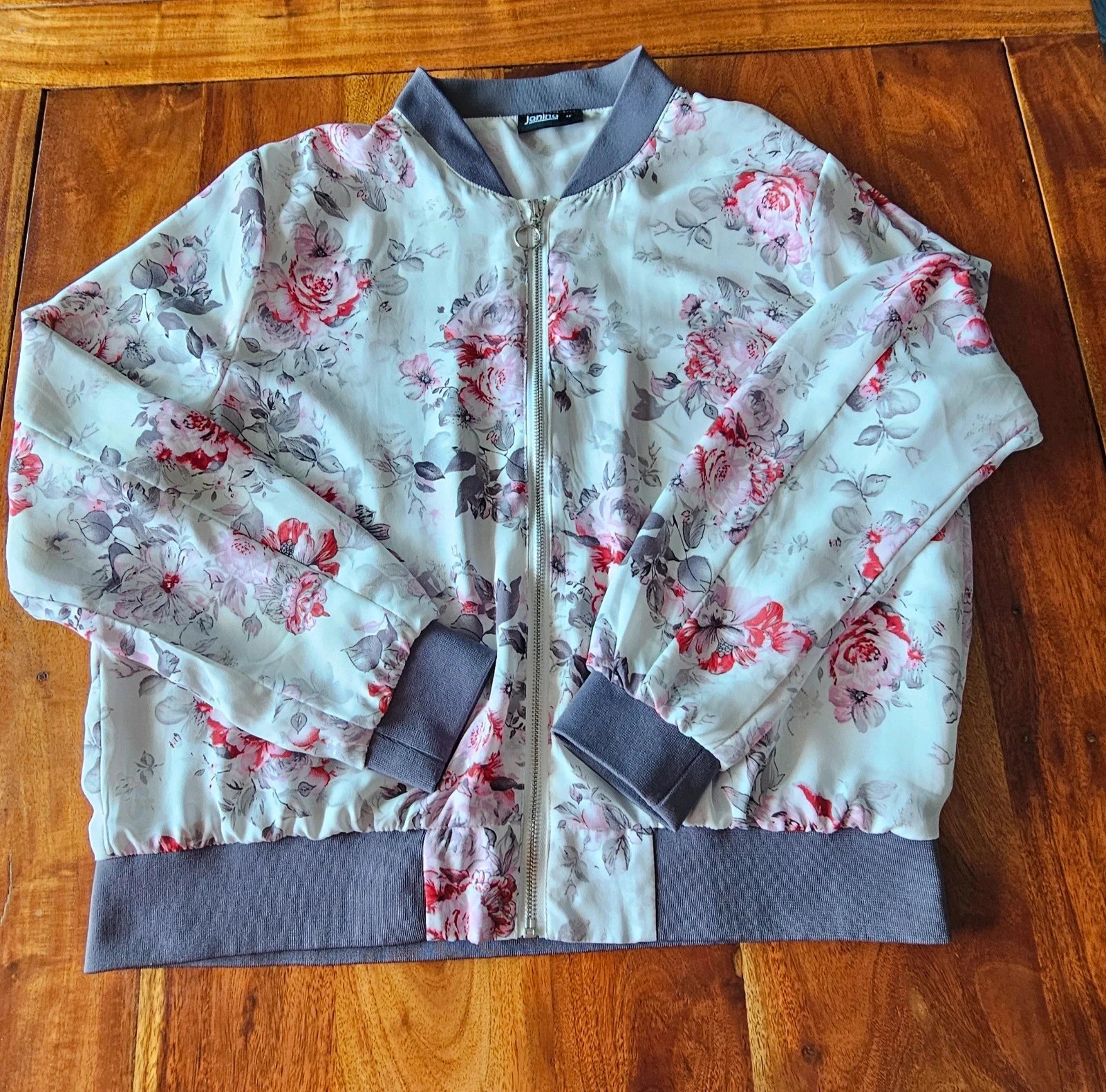 Veste d'été légère Janina blanche à fleurs zippée col gris T42
